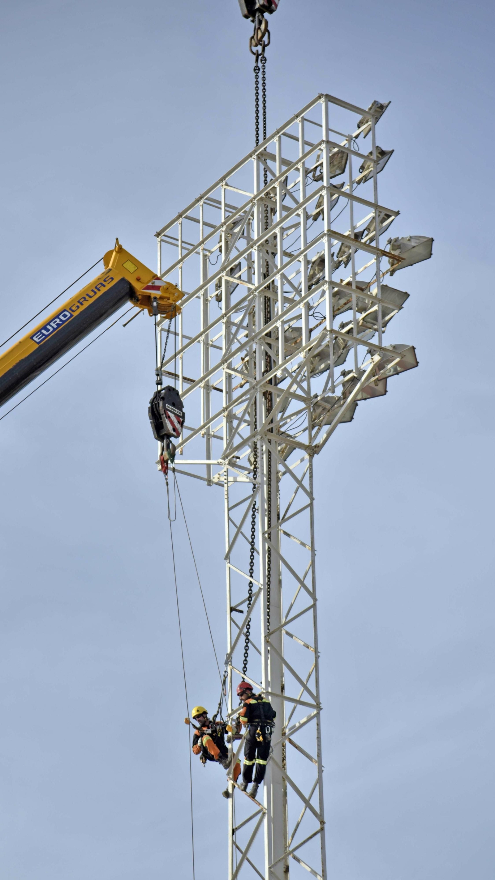 Las fotos del desmontaje de la torres de luz del estadio municipal de La Línea