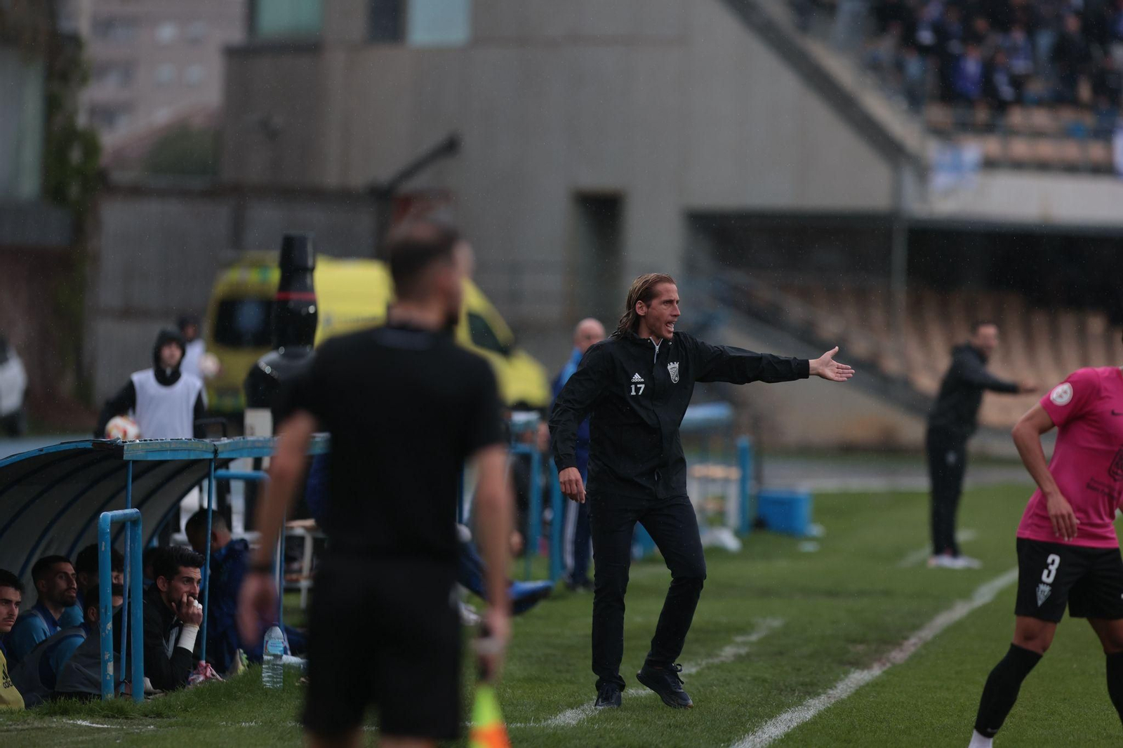 Checa da instrucciones a sus jugadores.