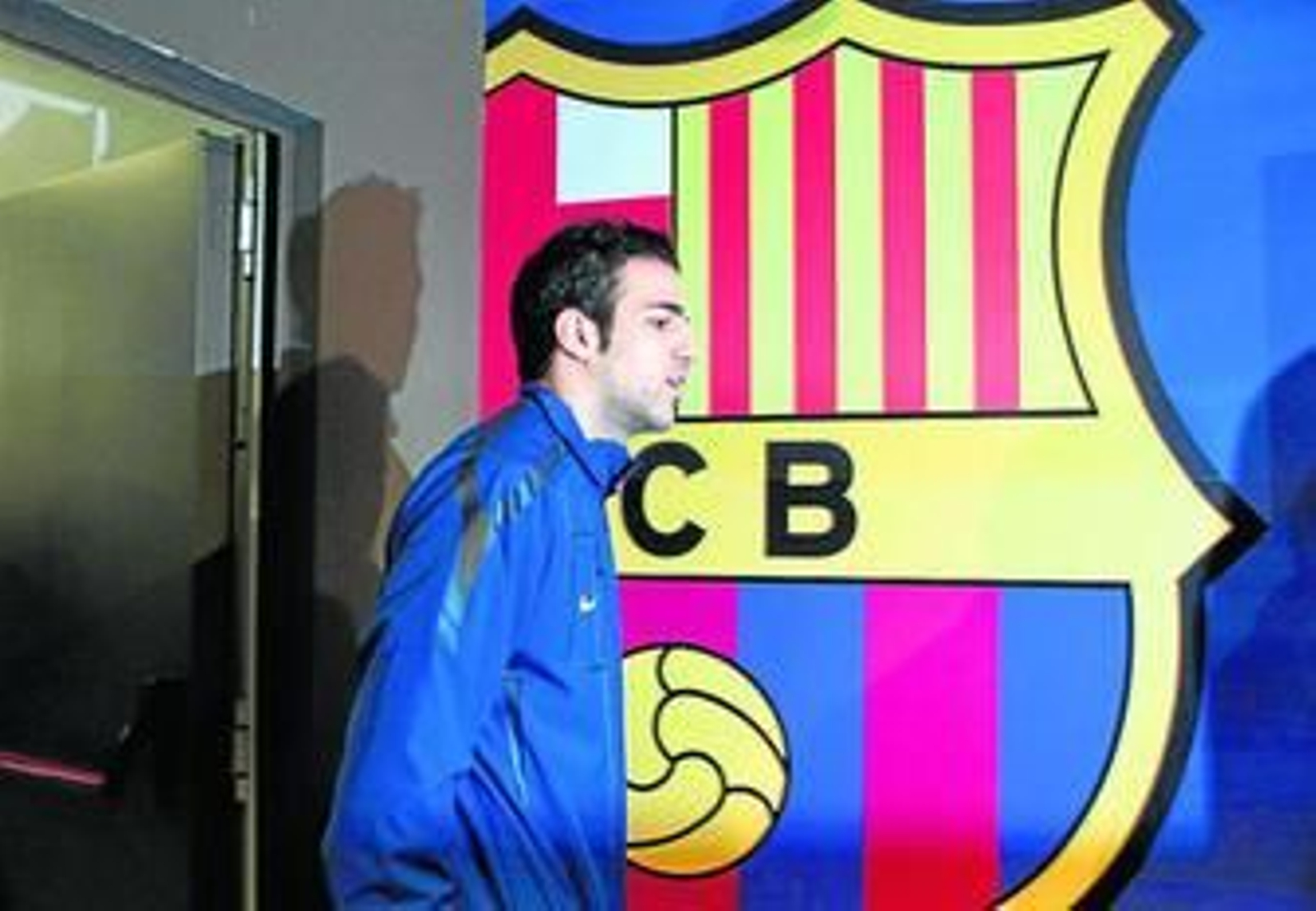Cesc Fábregas camina por el Camp Nou durante la pasada edición de la Liga de Campeones.