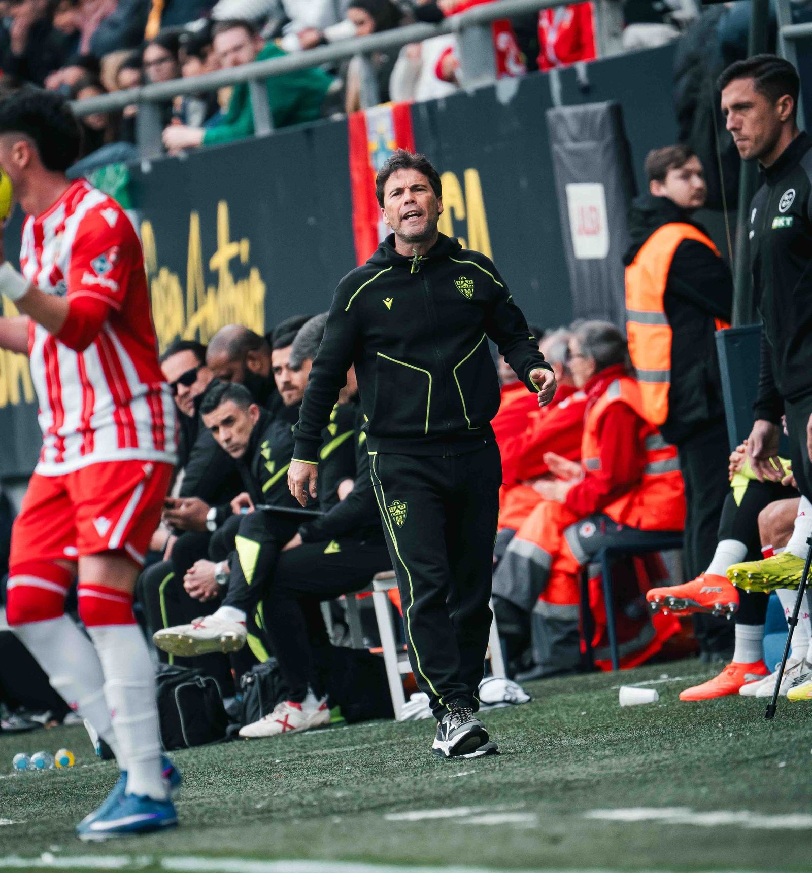 El técnico catalán en la banda del Nuevo Mirandilla durante el desarrollo del encuentro ante los gaditanos"
