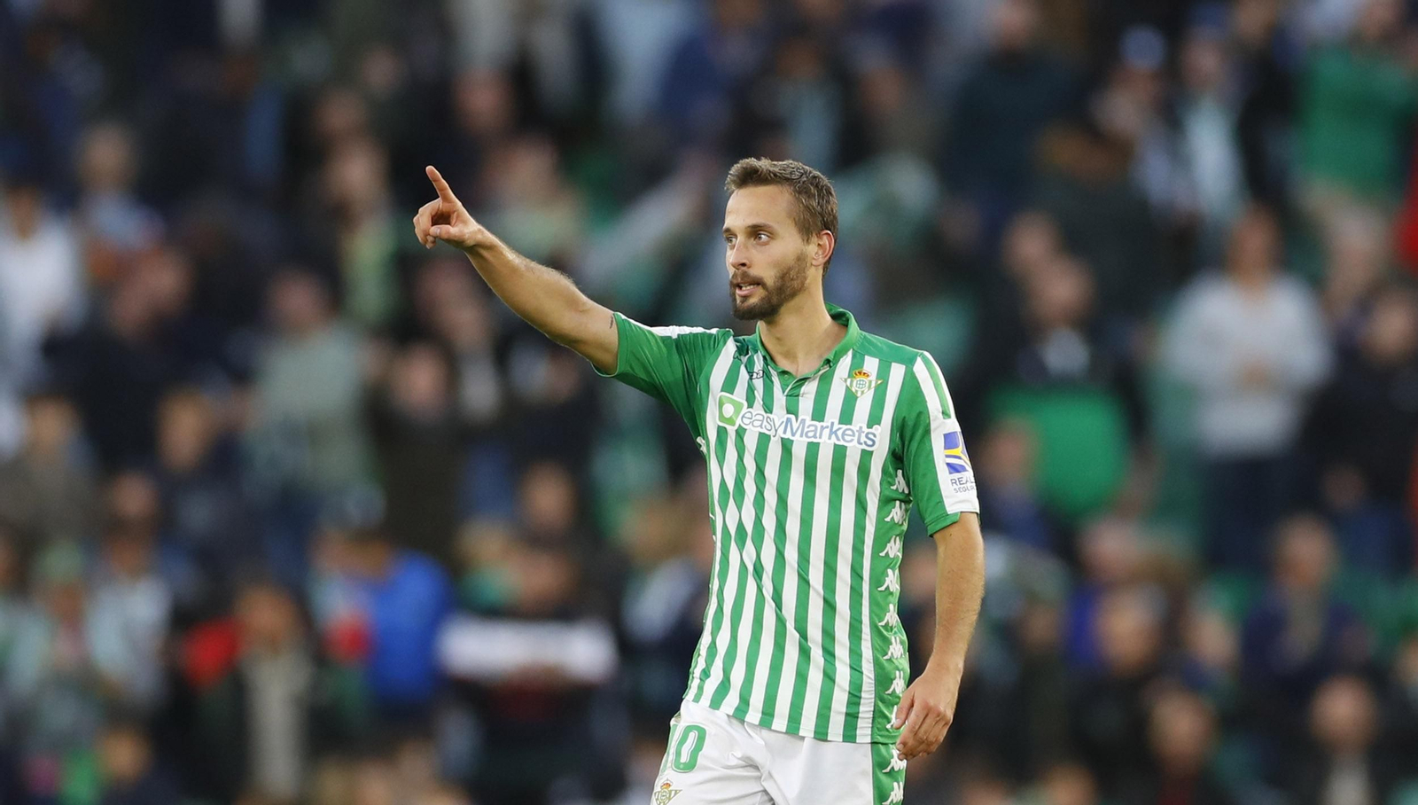 Sergio Canales dedica su gol ante el Valencia.