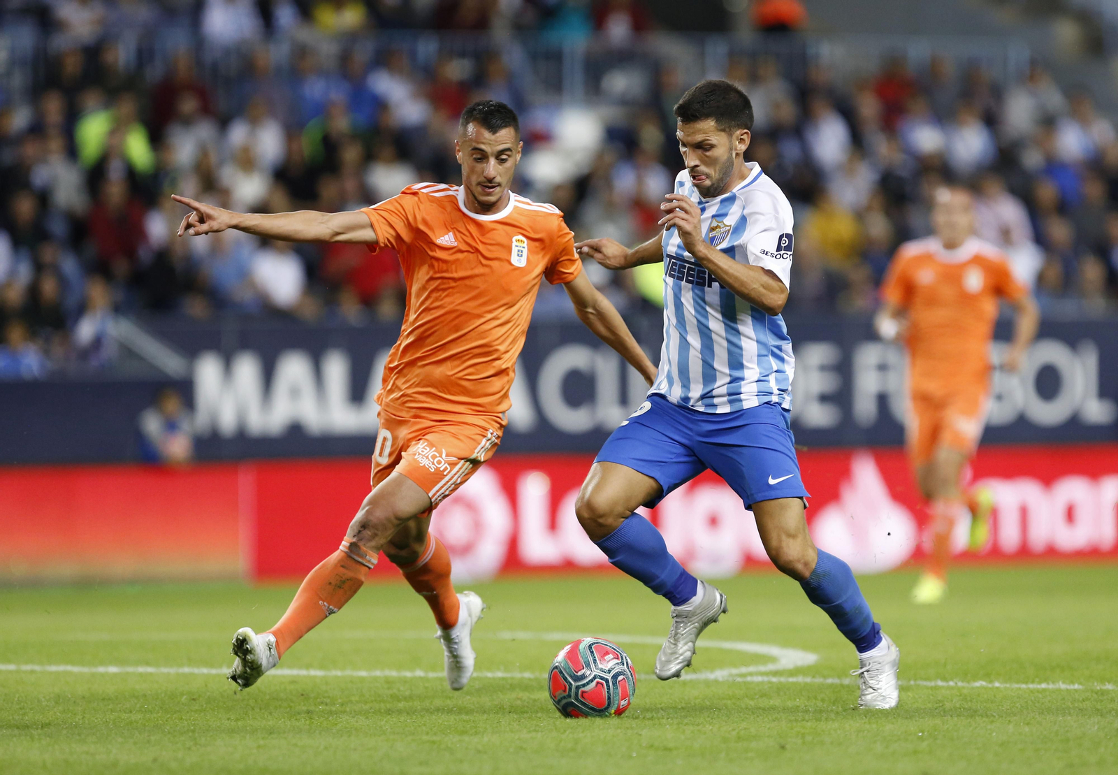 Dani Pacheco circula el esférico ante la presión de un ovetense.