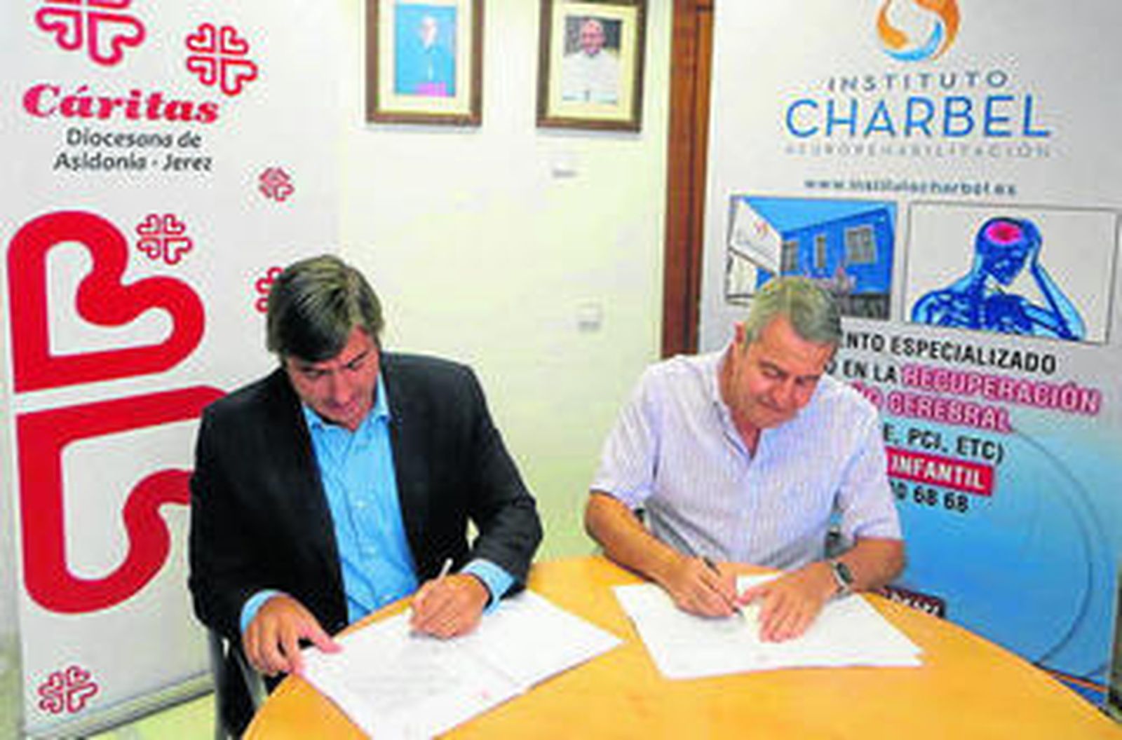 Eduardo Gómez Beser y Francisco Domouso firman el convenio días atrás.