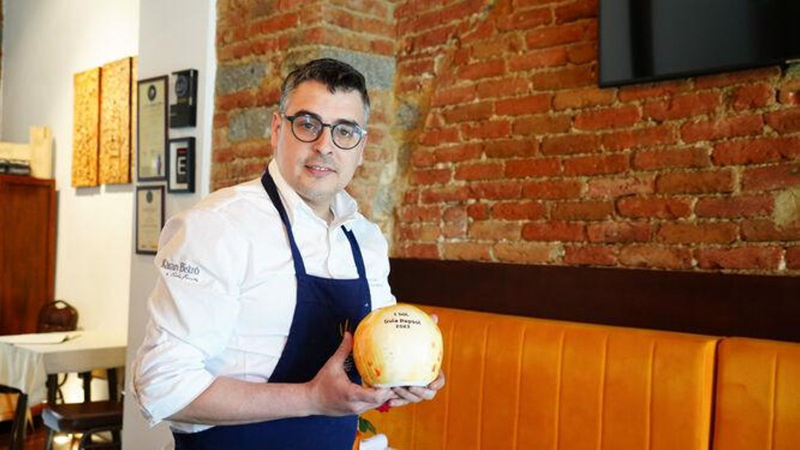 El chef Carlos Fernández, de Kàran Bistró, posa con el Sol Repsol