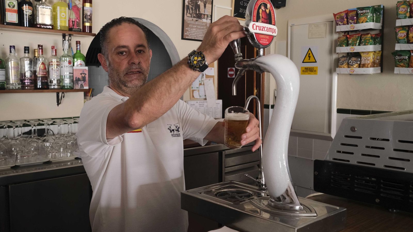 Paco Corbacho decidió abrir en febrero el bar que llevaba tiempo cerrado.