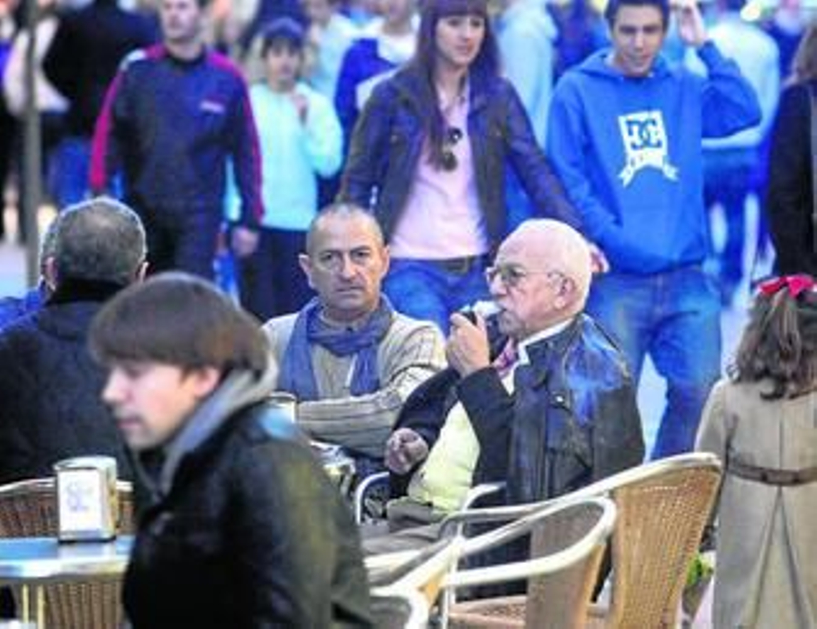 Un hombre fuma con una pipa en una terraza de un bar, ayer, en Algeciras.