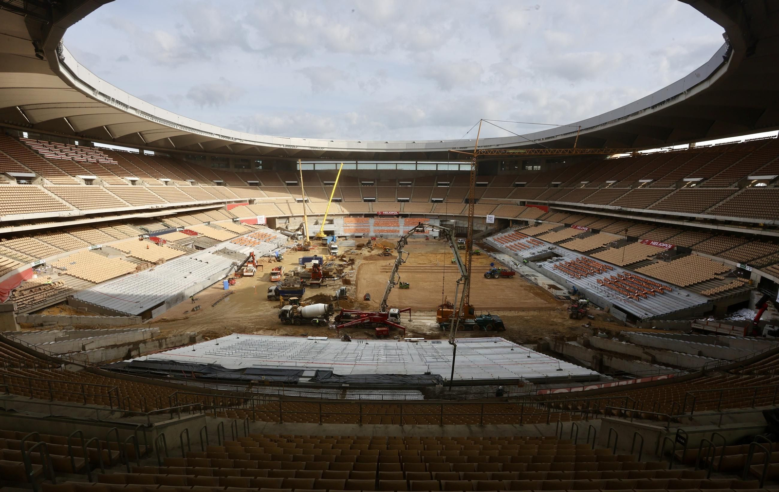 Visita del presidente de la R Federación Española de Fútbol a las obras del  Estadio de La Cartuja