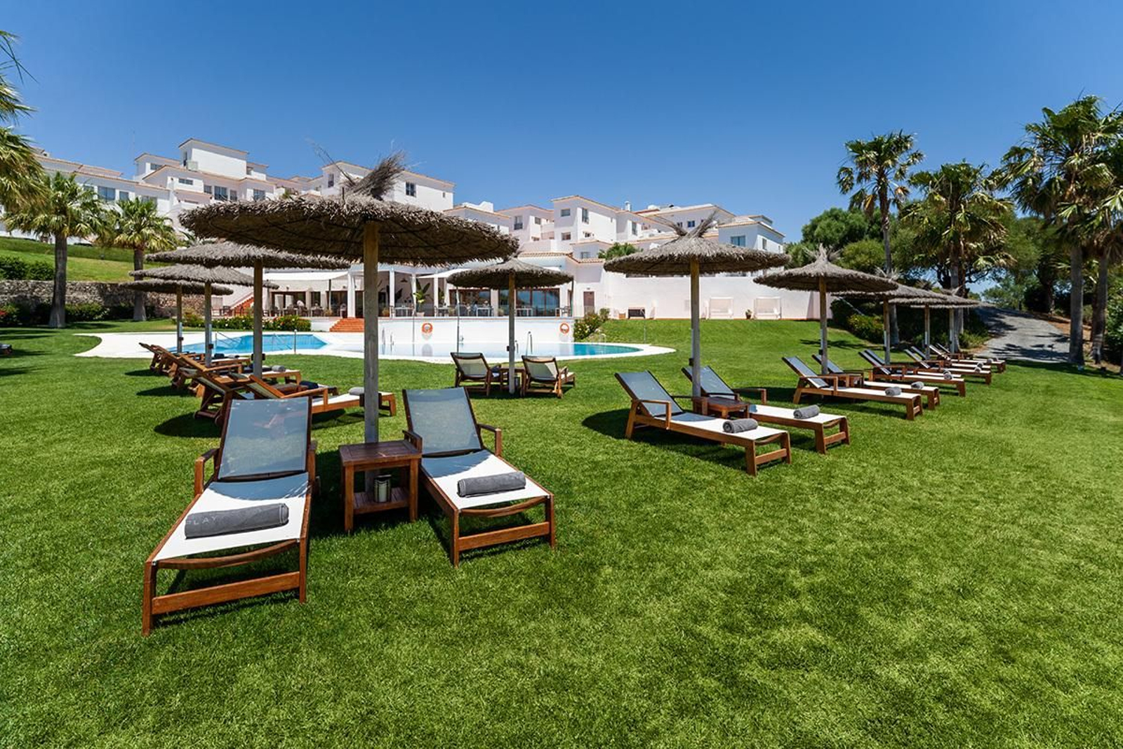 Hamacas en la piscina del hotel.