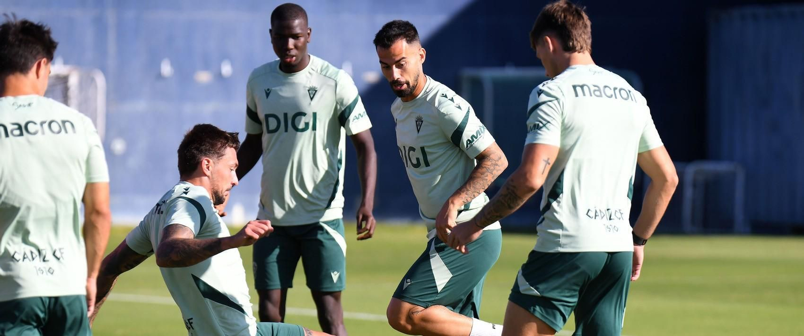 Suso (c) en un entrenamiento previo al partido.