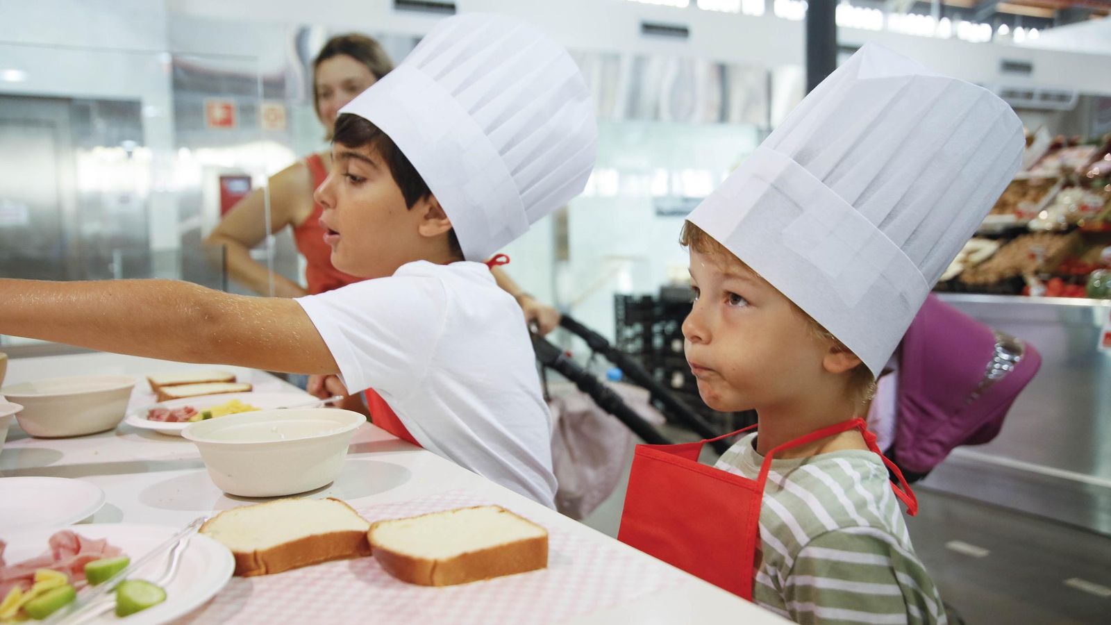 Las imágenes del taller infantil de cocina en el mercado de Almería
