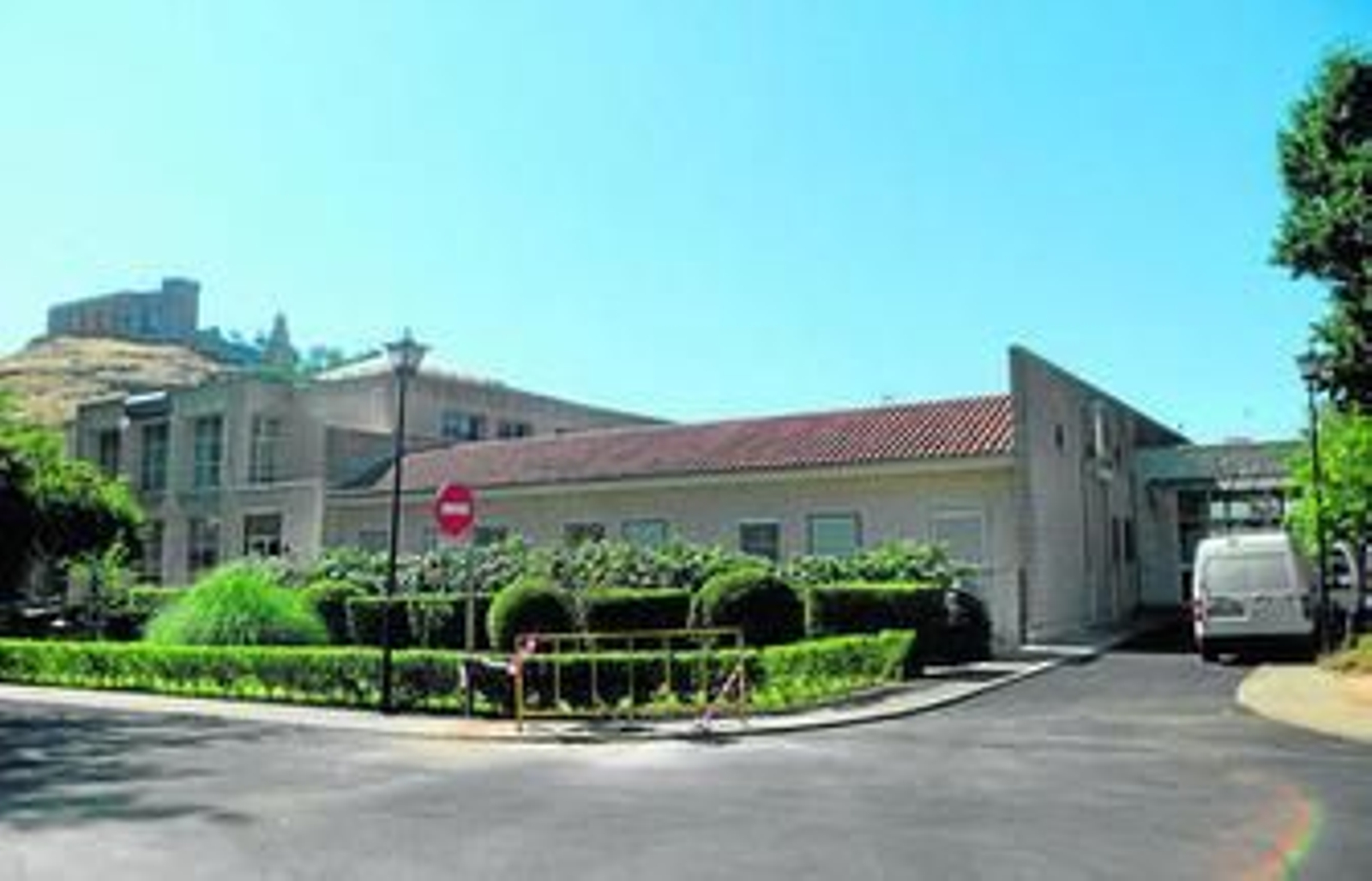 Exterior del centro de salud de Aracena, uno de los afectados por la falta de aire acondicionado en sus instalaciones.