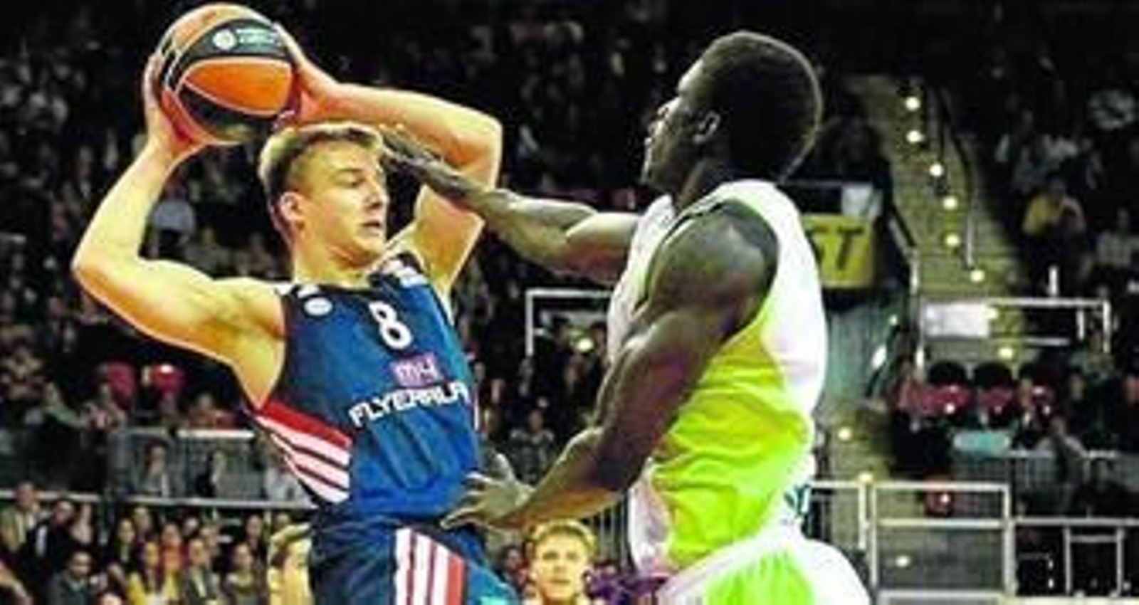 Nguirane intenta obstaculizar a Schaffartzik.