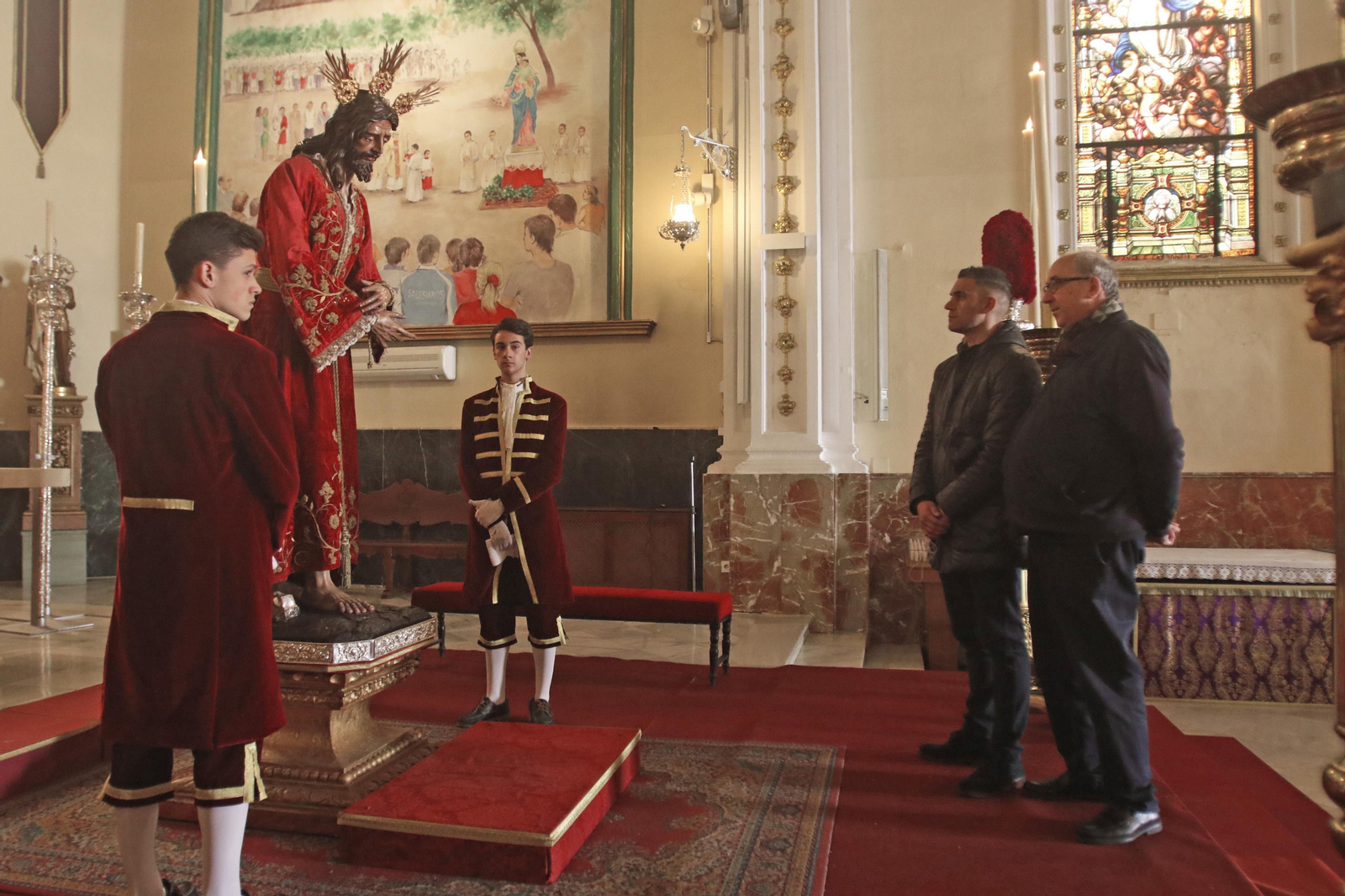 Dos devotos de la hermandad del Prendimiento, durante el besamanos al titular del año pasado.