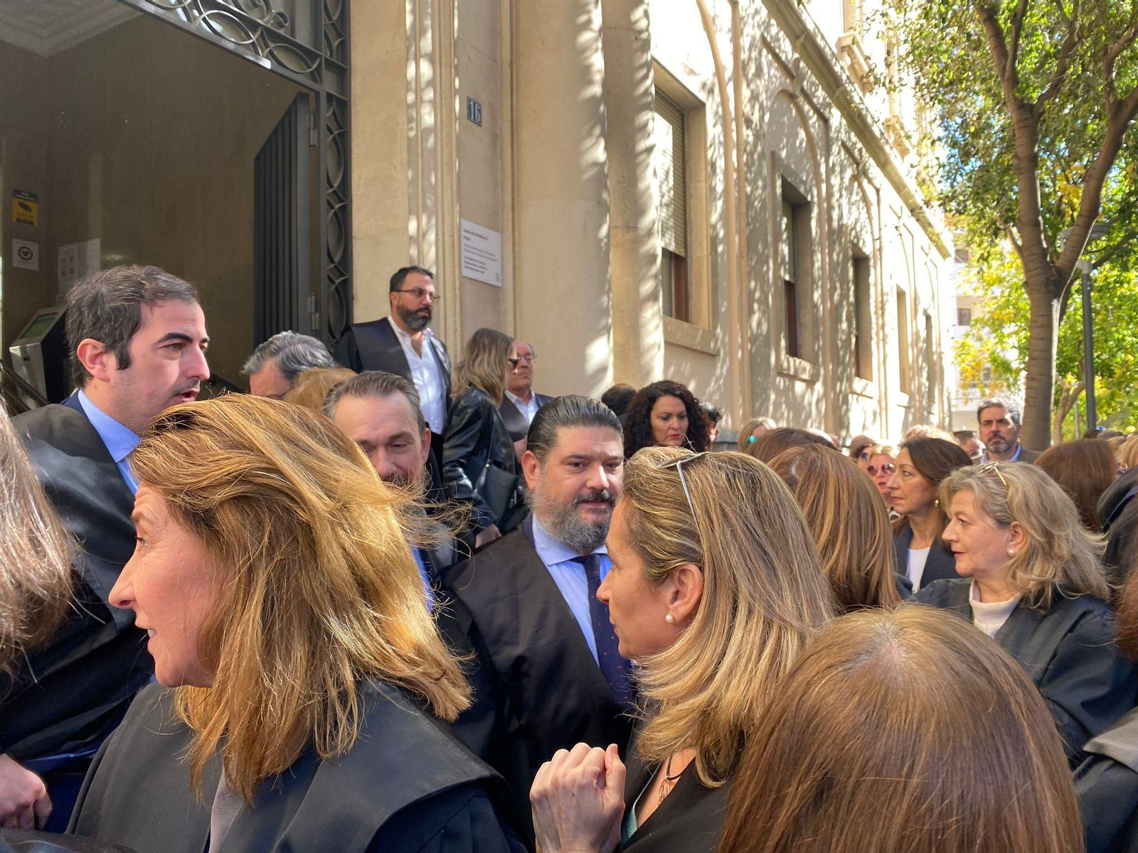 Concentración de profesionales de la justicia.