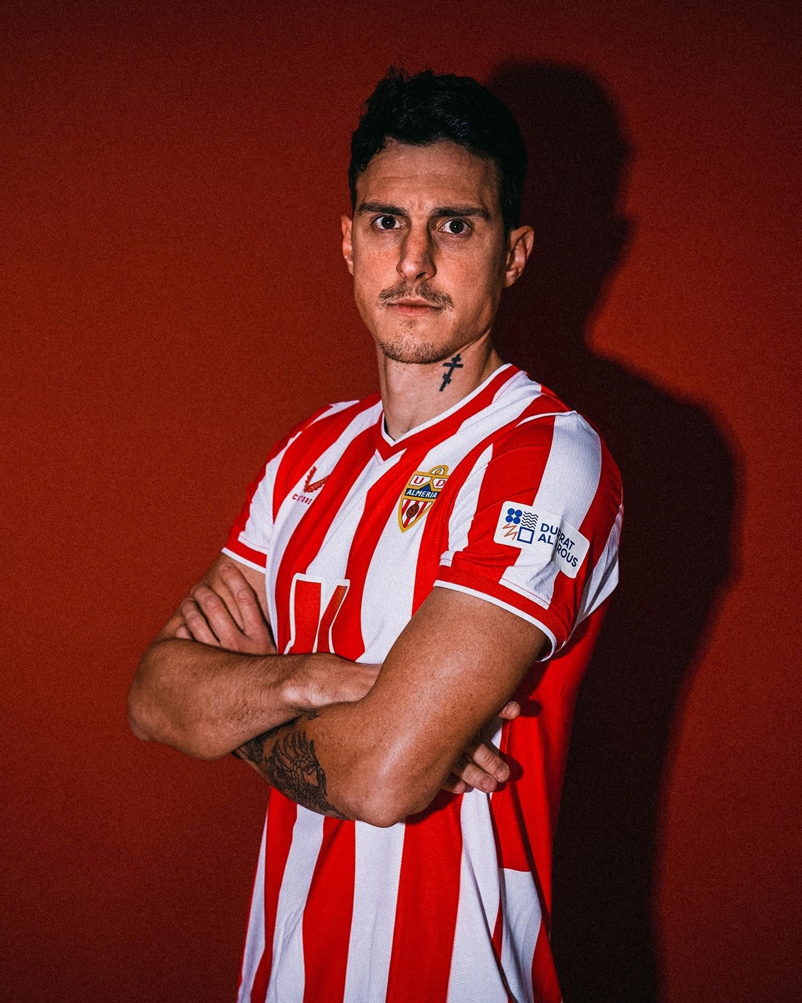 El jugador serbio posa con los colores rojiblancos en su primer día en la oficina.