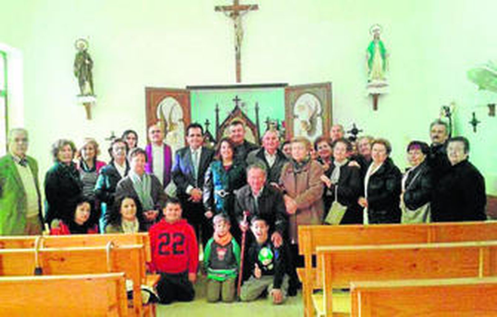 El alcalde junto a los vecinos de Ruescas tras la inauguraciónde la capilla.