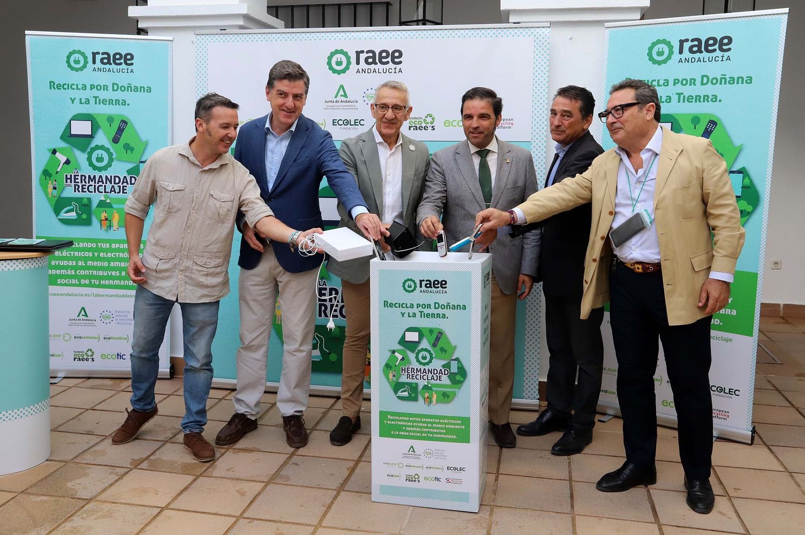 Imágenes de la presentación de la campaña 'La Hermandad del Reciclaje. Recicla por Doñana y la Tierra'