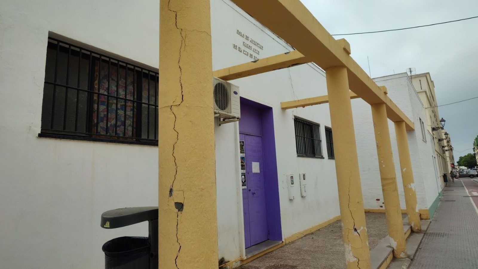Grietas en el pórtico de acceso a la Sala de la Juventud.