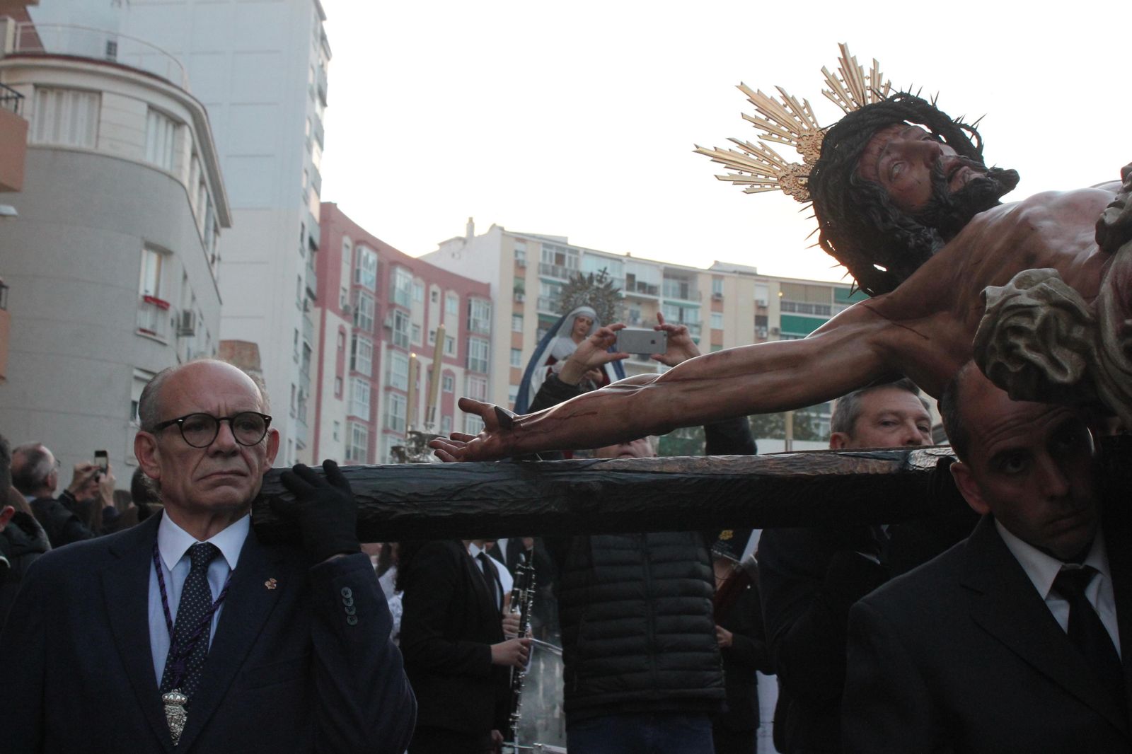 Francisco Javier Jurado 'Coco' portó ayer la imagen del Cristo de Crucifixión en su traslado.