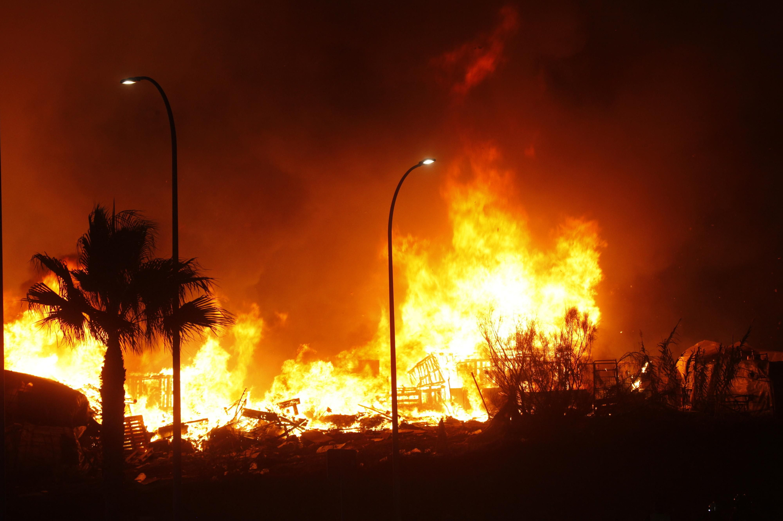 Un incendio obliga a evacuar un asentamiento chabolista en Lepe.