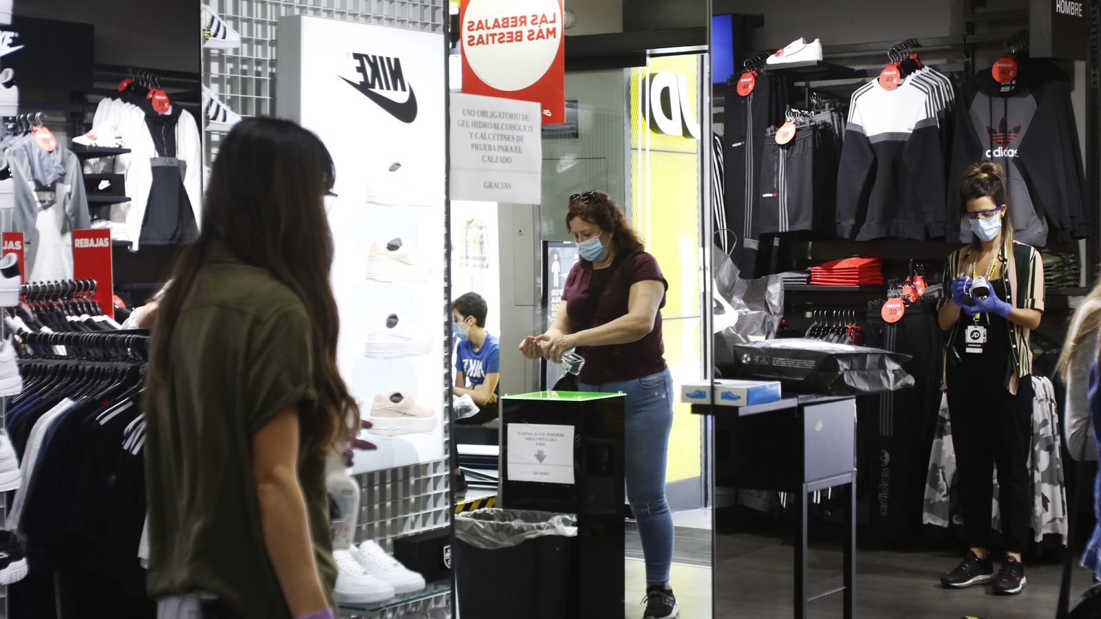 Trabajadoras y clientes de la tienda de deporte JP Sports.es.