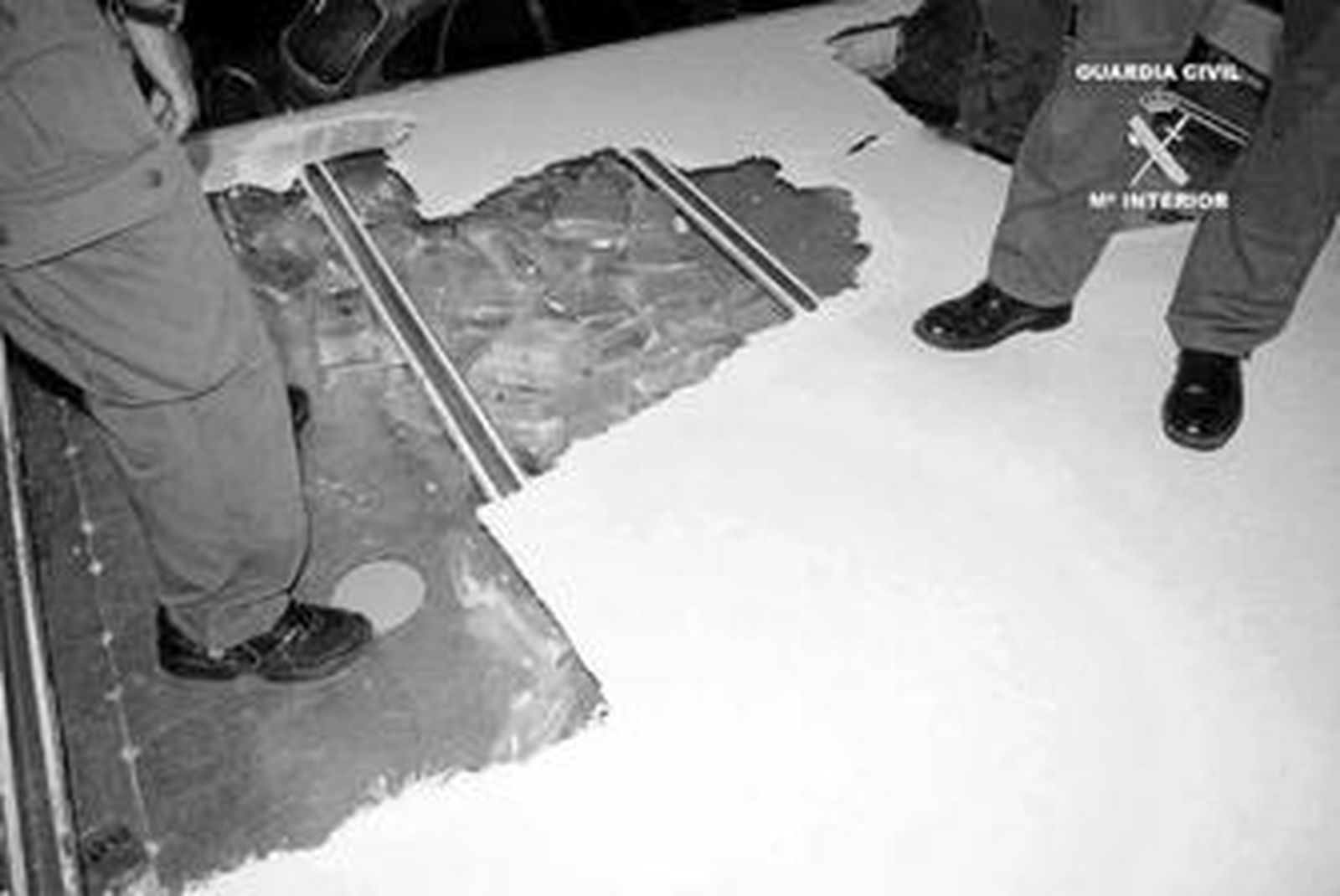 Imagen de la droga intervenida en el techo de un camión que esconde 403 kilos de droga.