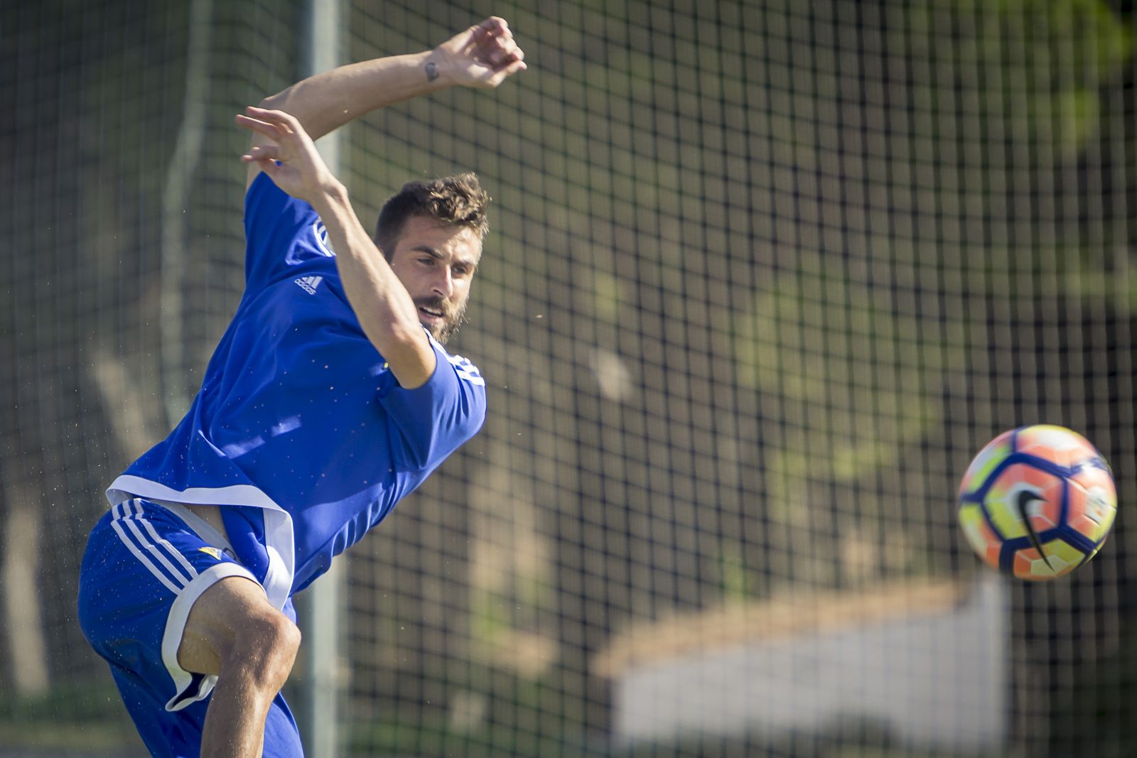 José Mari adopta una posición acrobática para conectar con el esférico en un entrenamiento.