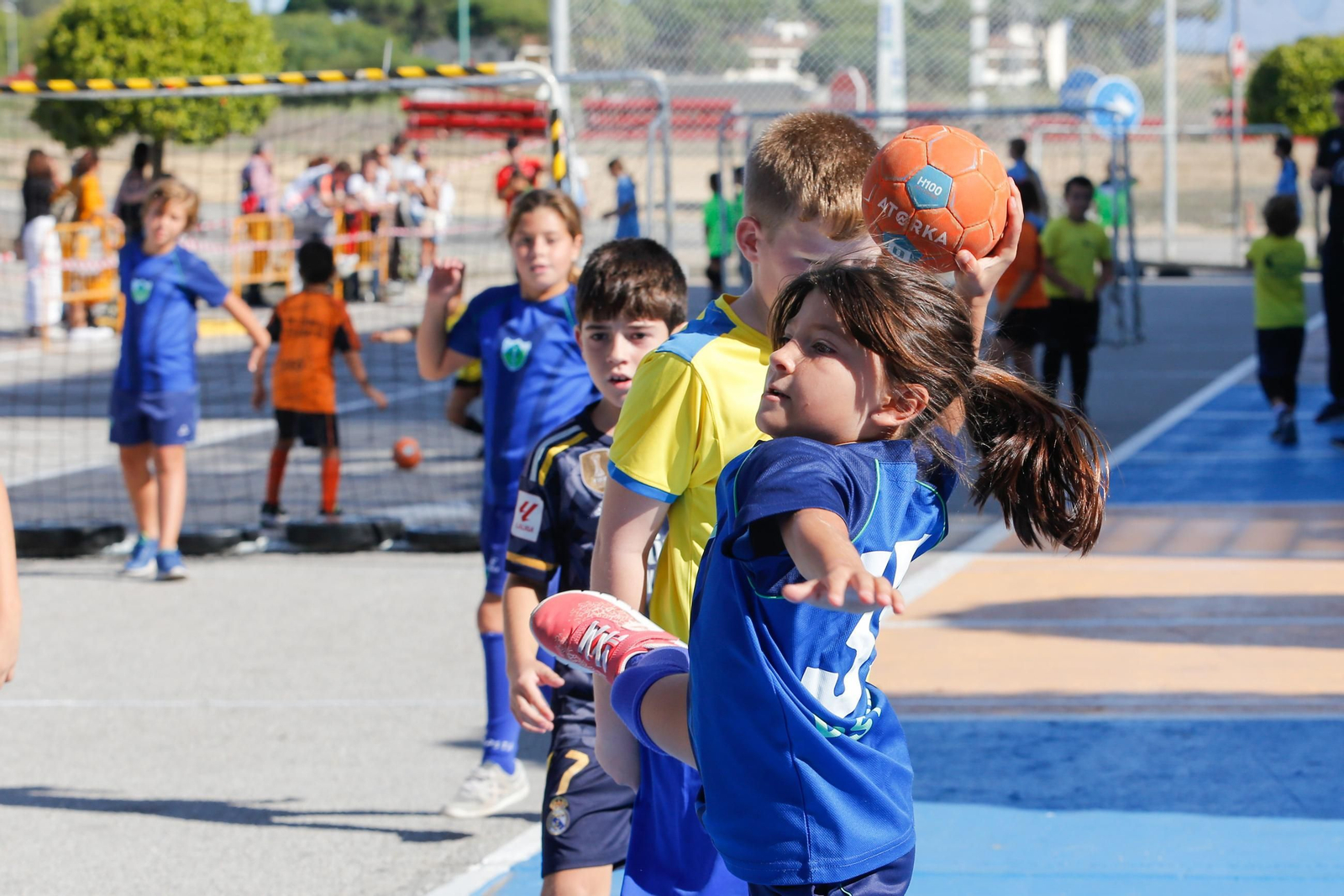 Las fotos de la II jornada de balonmano calle de Bahía Plaza, en Los Barrios