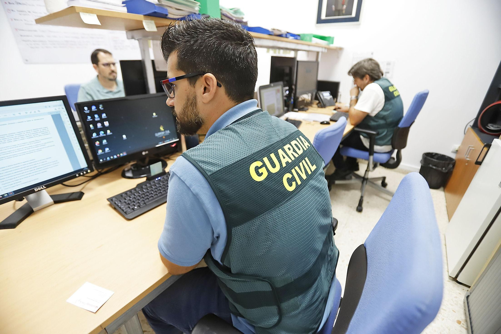 Algunos de los miembros del Equipo @ de Huelva, en la Comandancia de la capital onubense.