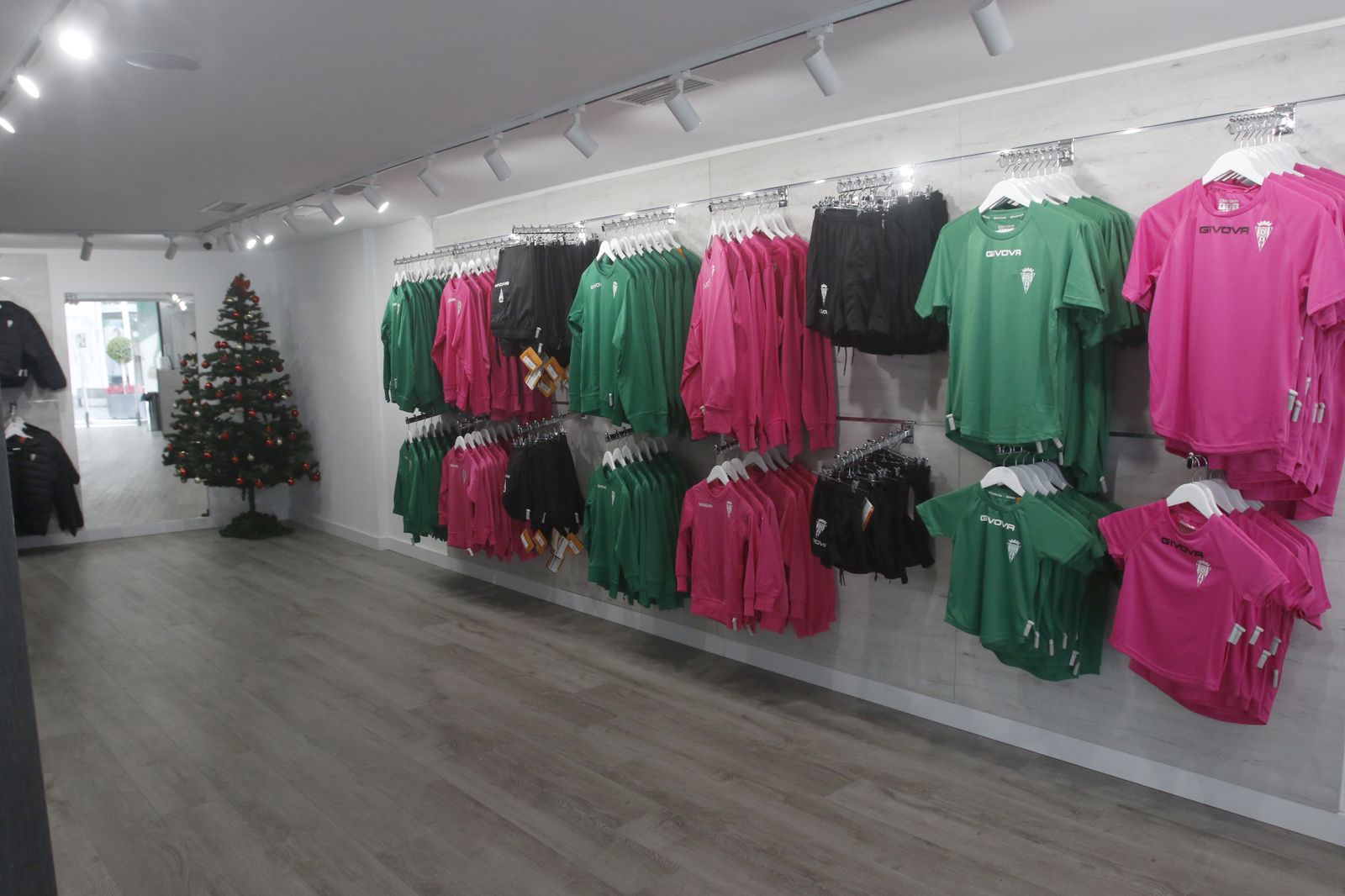 Las imágenes de la tienda oficial del Córdoba CF en el centro