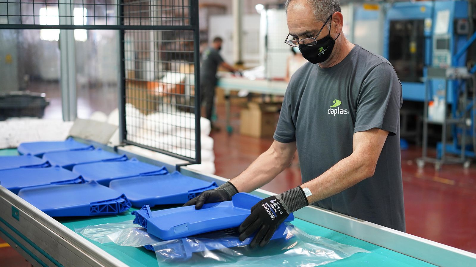 Un trabajador de Daplast.