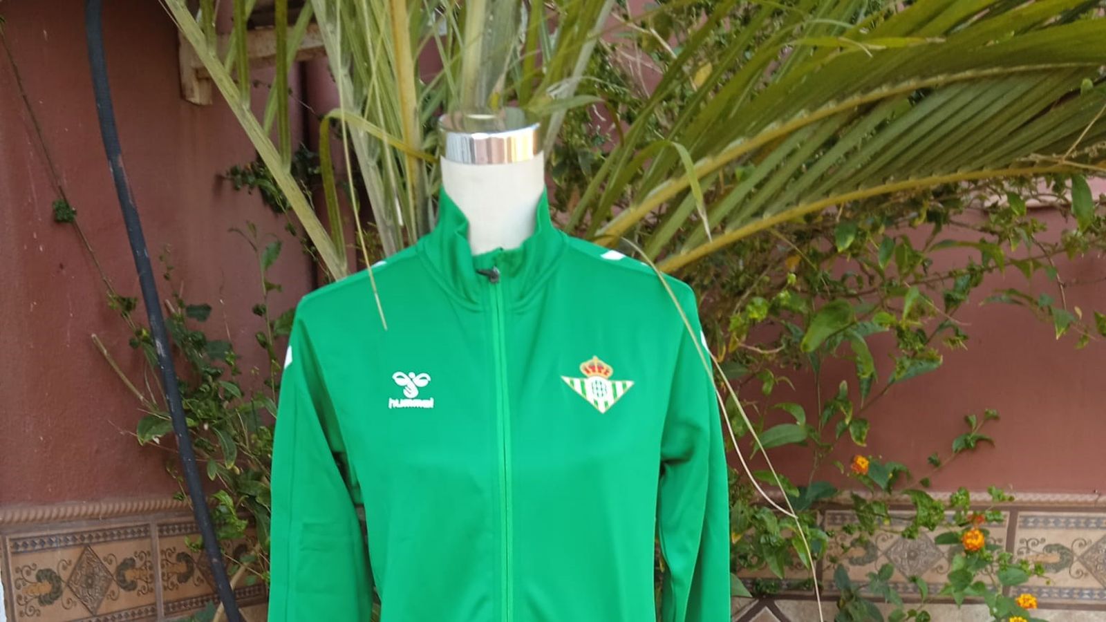 Una de las equipaciones donadas por el Real Betis Balompié a Reyes Magos 98.