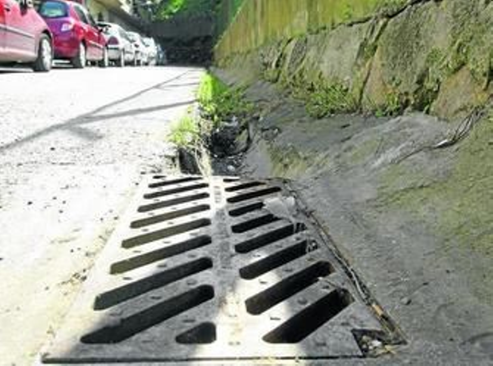 Imagen del husillo y de la acequia ubicada junto a la Escuela de Arte.