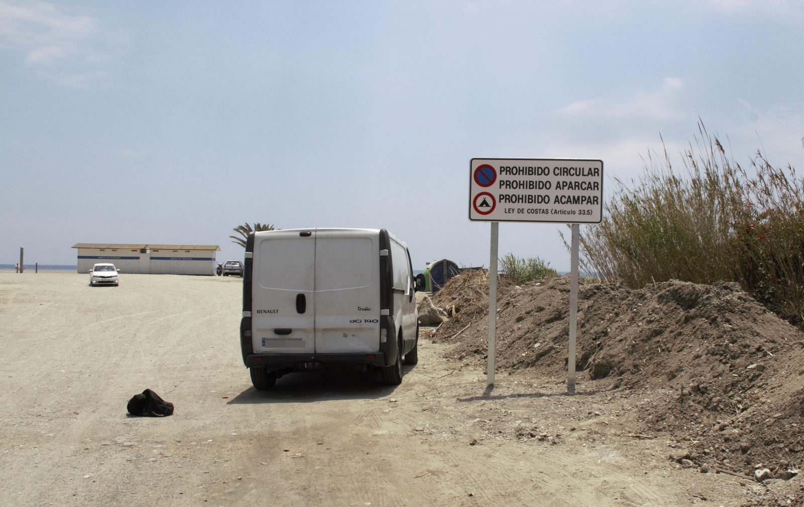 Malestar entre bañistas de Motril tras recibir multas por aparcar en la playa