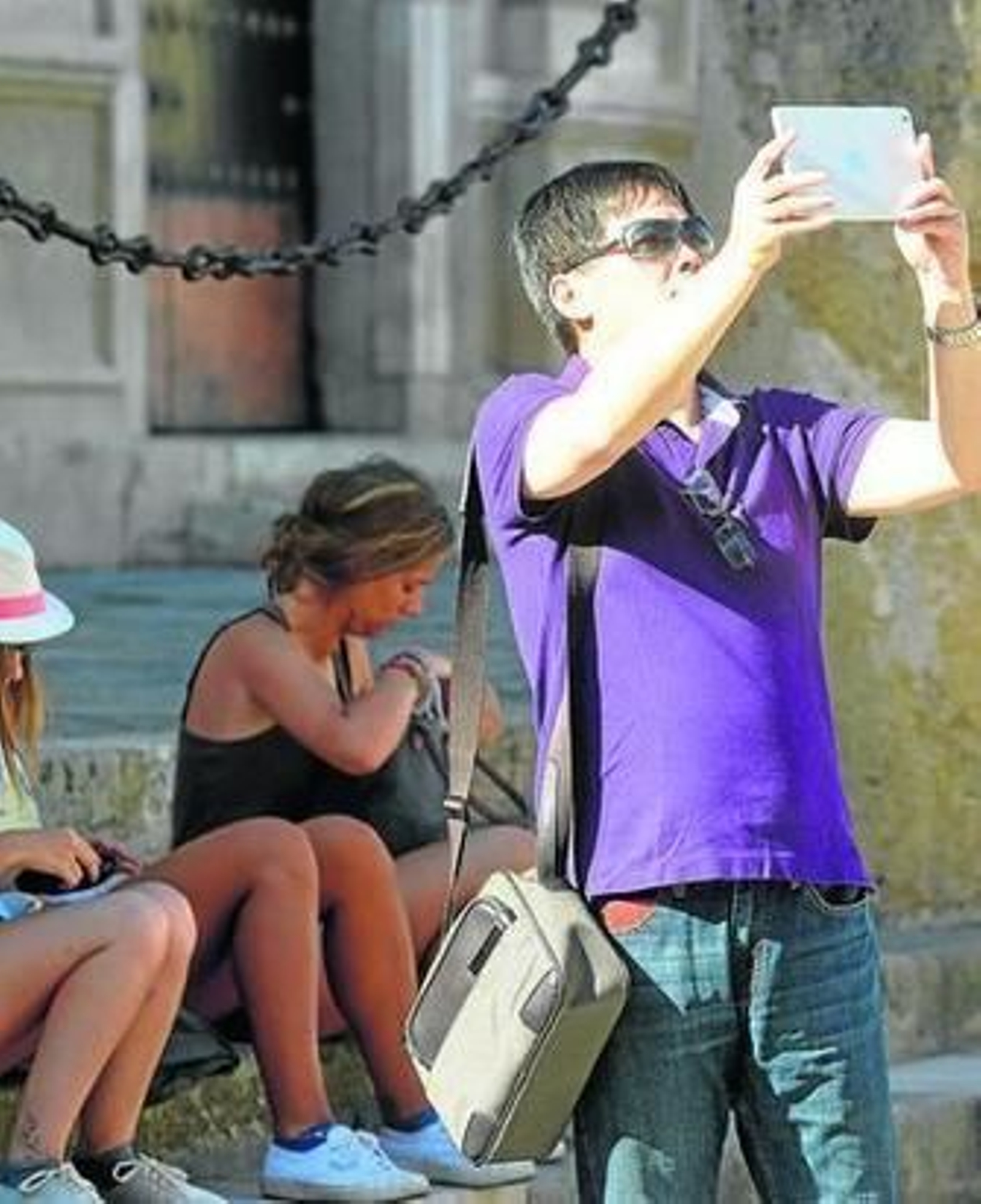 Un visitante hace una foto con una tableta.