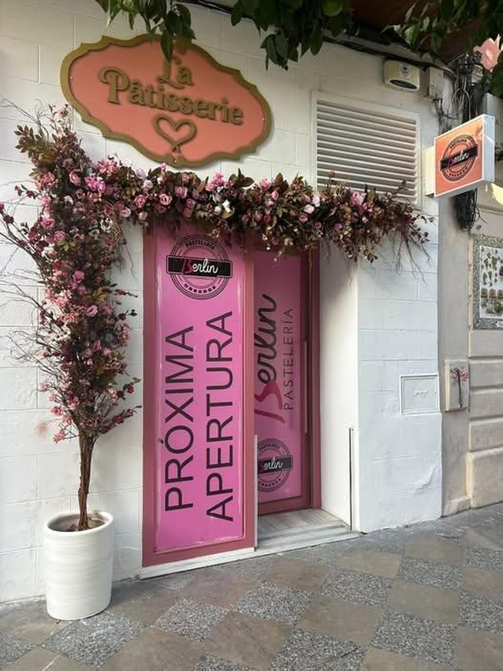 Local de la pastelería La Petisserie de Berlin, ubicado en calle Larga, junto a La Moderna.