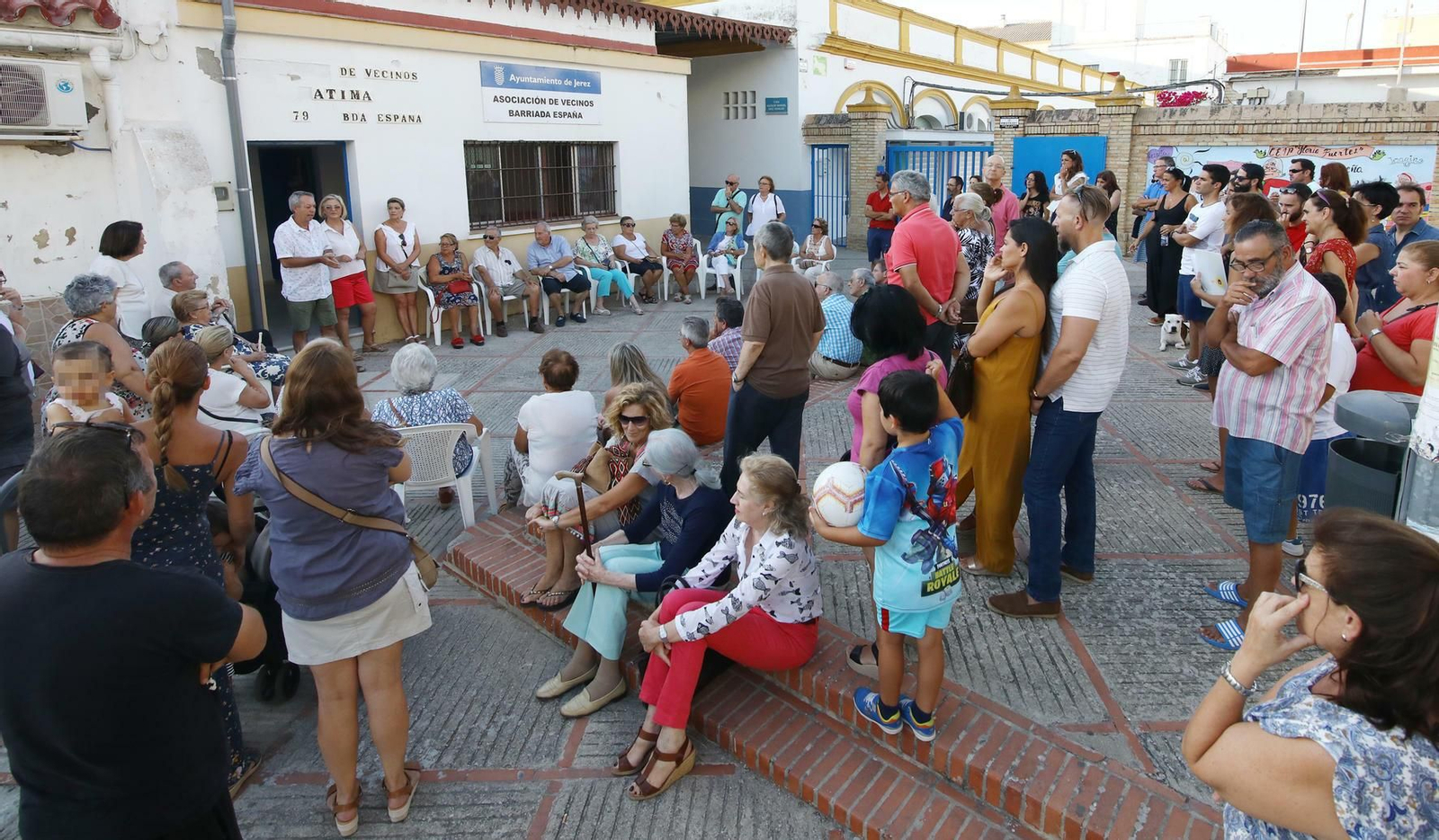 Reunión de los vecinos delante de la asociación, en la tarde de este martes.