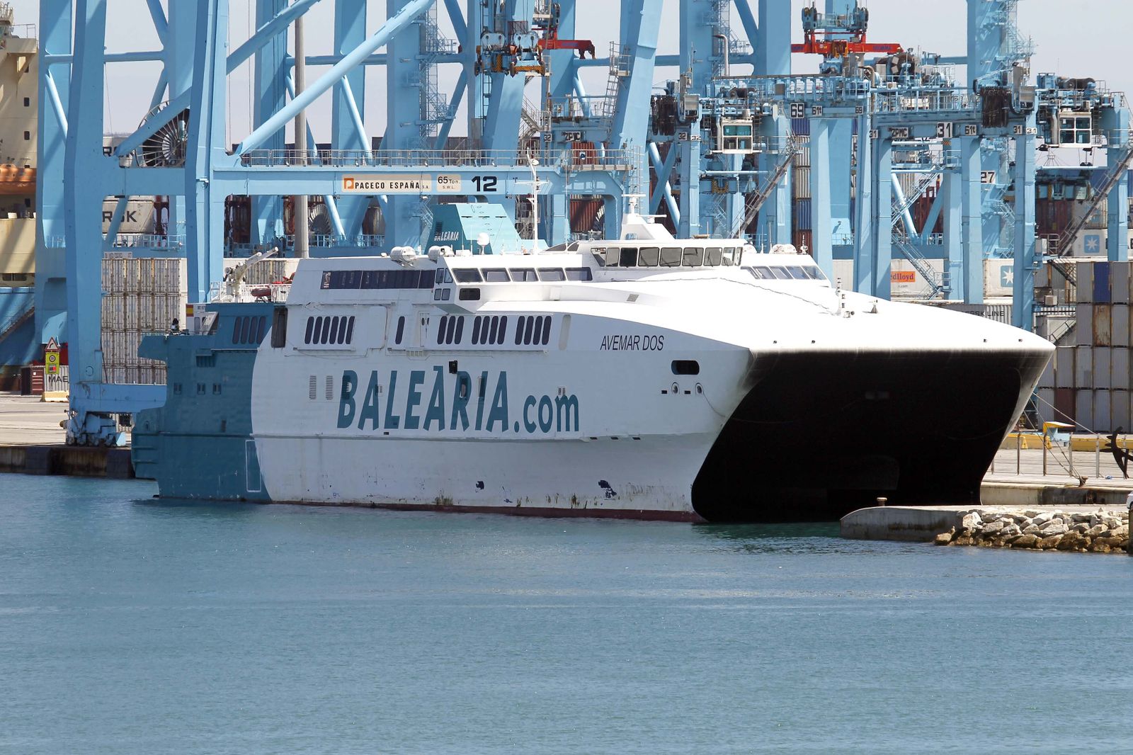 Ferry de Balearia atracado en el puerto de Algeciras.