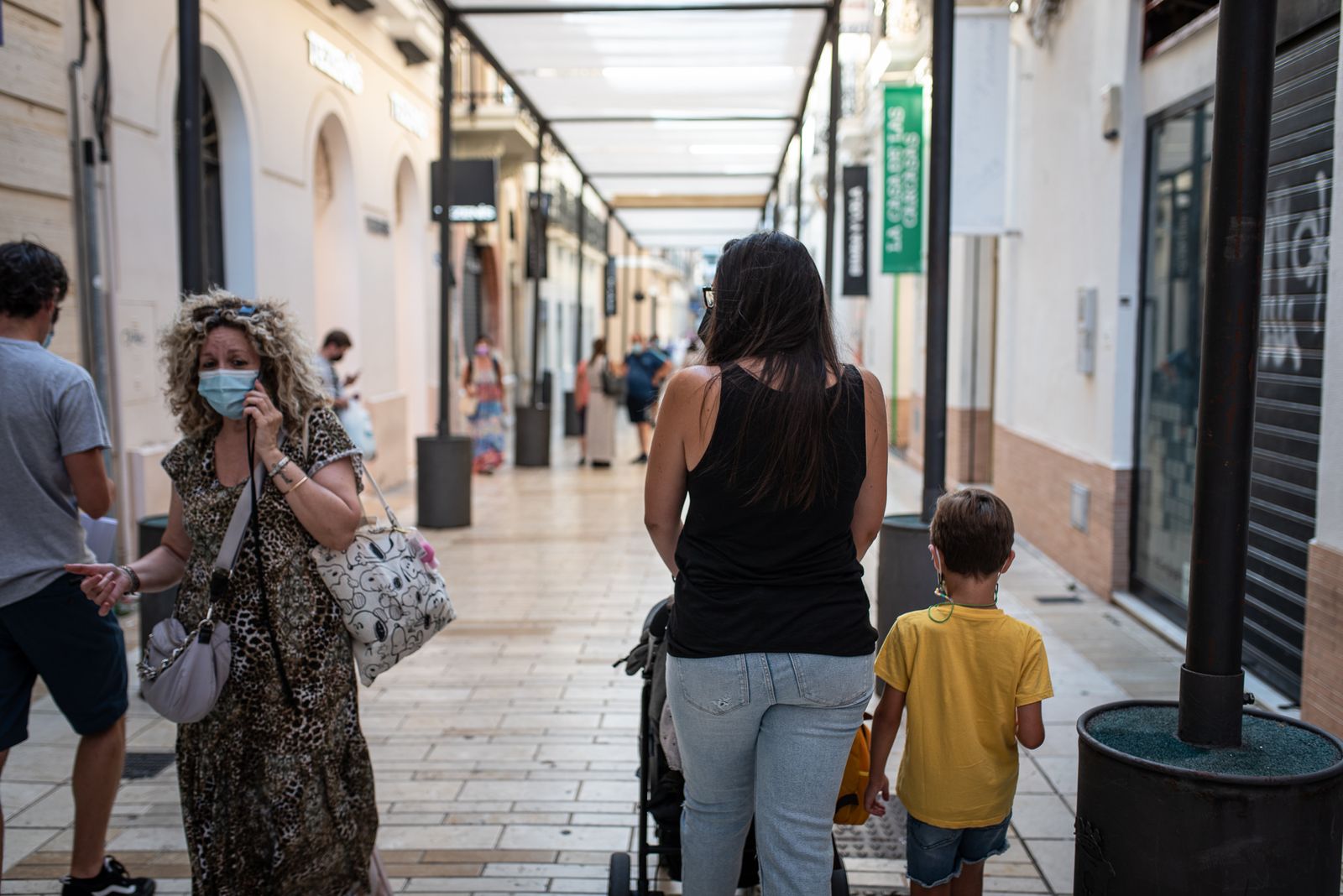 Ambiente de una de las céntricas calles de la capital onubense.