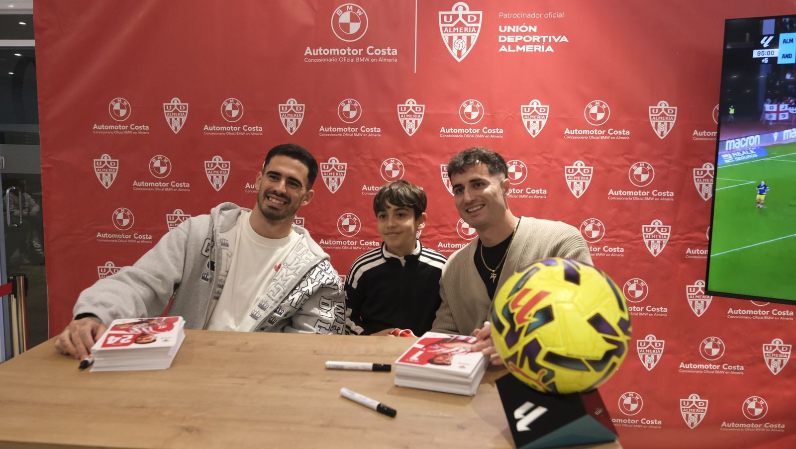 Jon Mocillo y Miguel de la Fuente firman autógrafos en Automotor Costa BMW