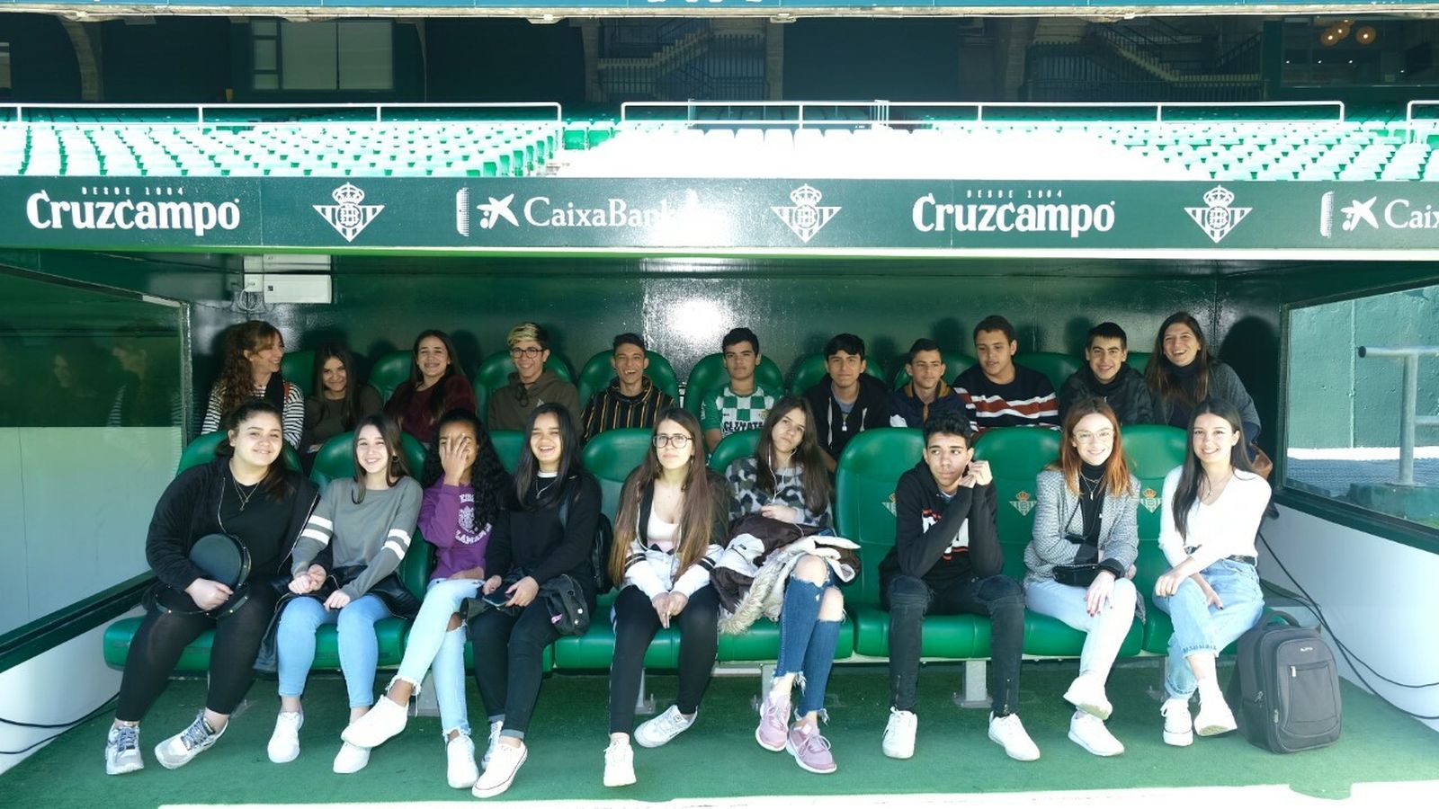Los alumnos en uno de los banquillos del estadio del Betis.