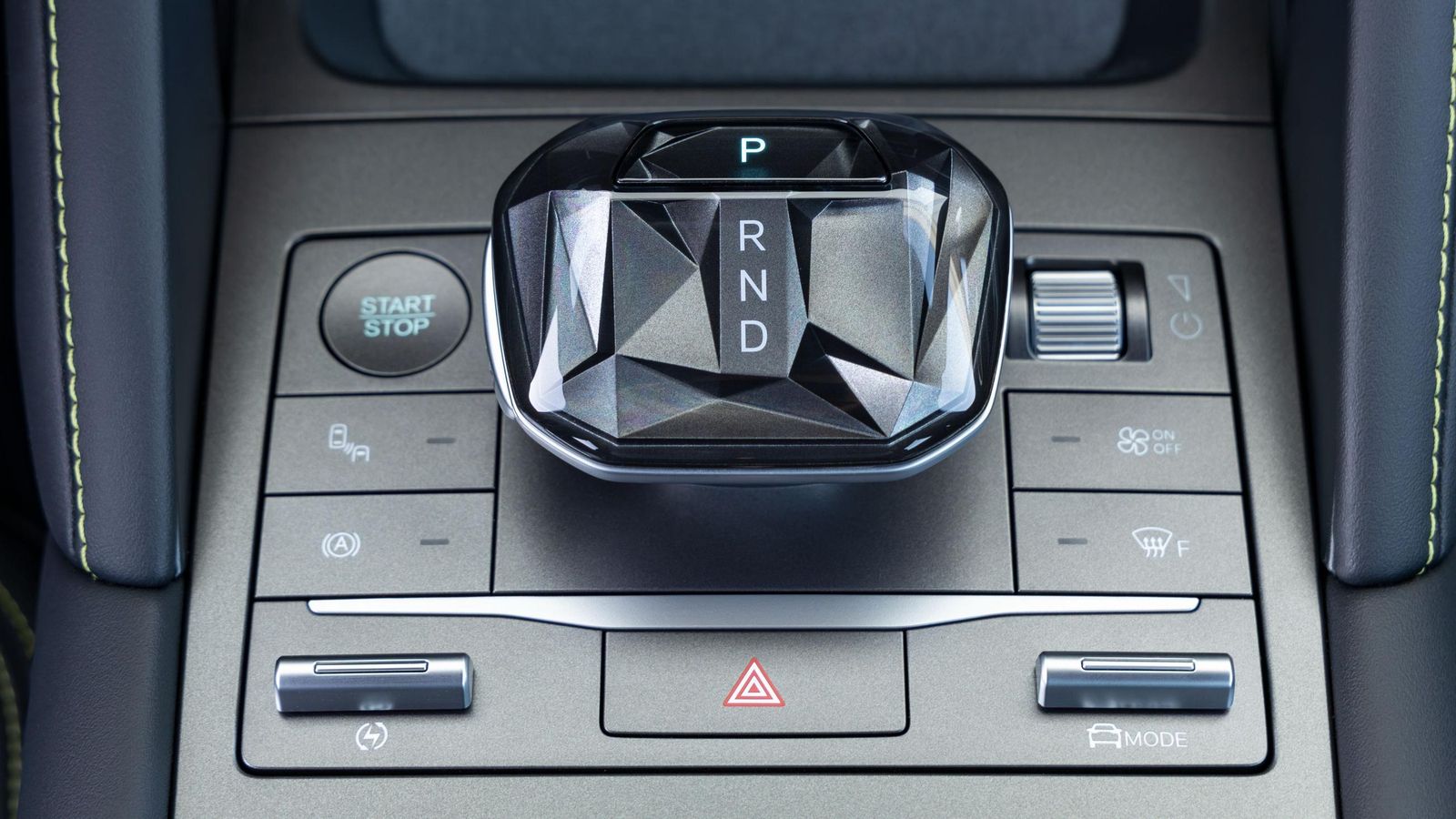 El diseño del selector del cambio pretende transmitir sofisticación, también por su material, lo que quizá no encaja mucho en un modelo como éste.