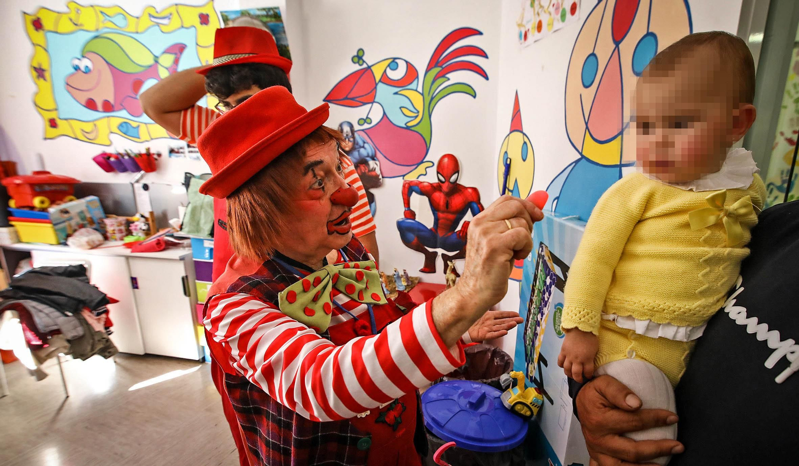 Imágenes de los Payasos Sanadores PASA en el hospital de Jerez.