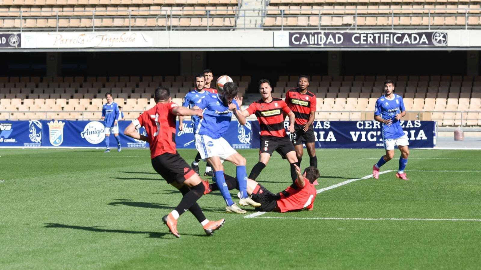 Borja intenta rematar de cabeza un balón en el área.