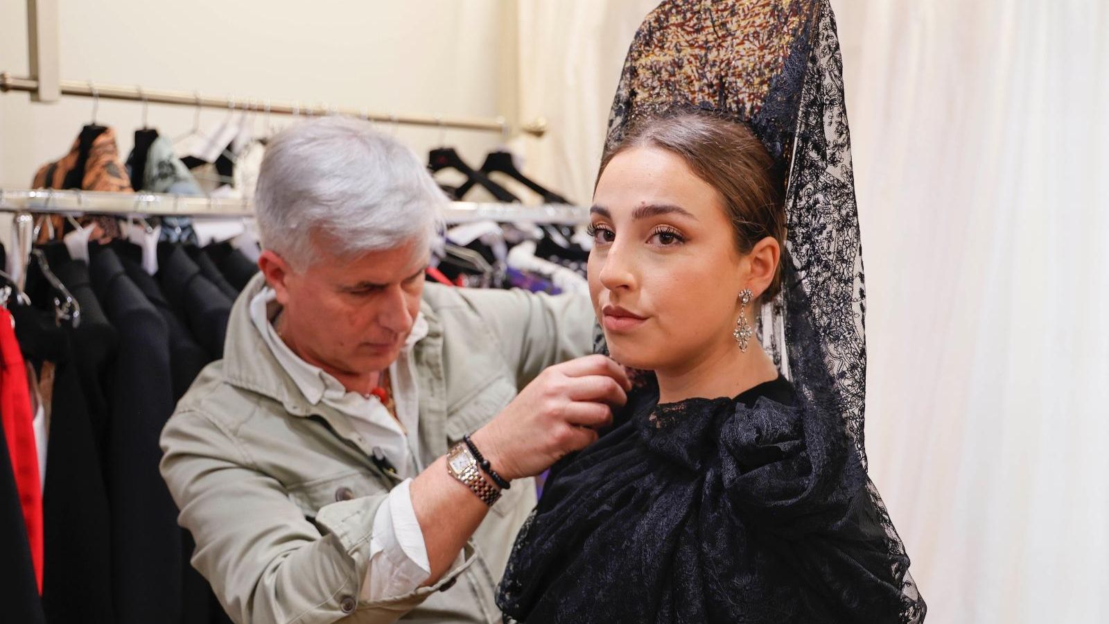 Enrique Rodríguez Hidalgo coloca los pliegues de la mantilla. MODELO: Esperanza Fernández. ENCLAVE: La tienda de Lina.