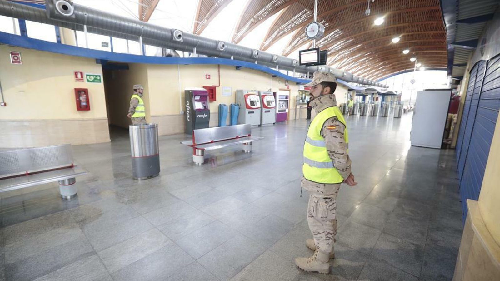 Infantes de Marina, en la estación de tren de Bahía Sur.