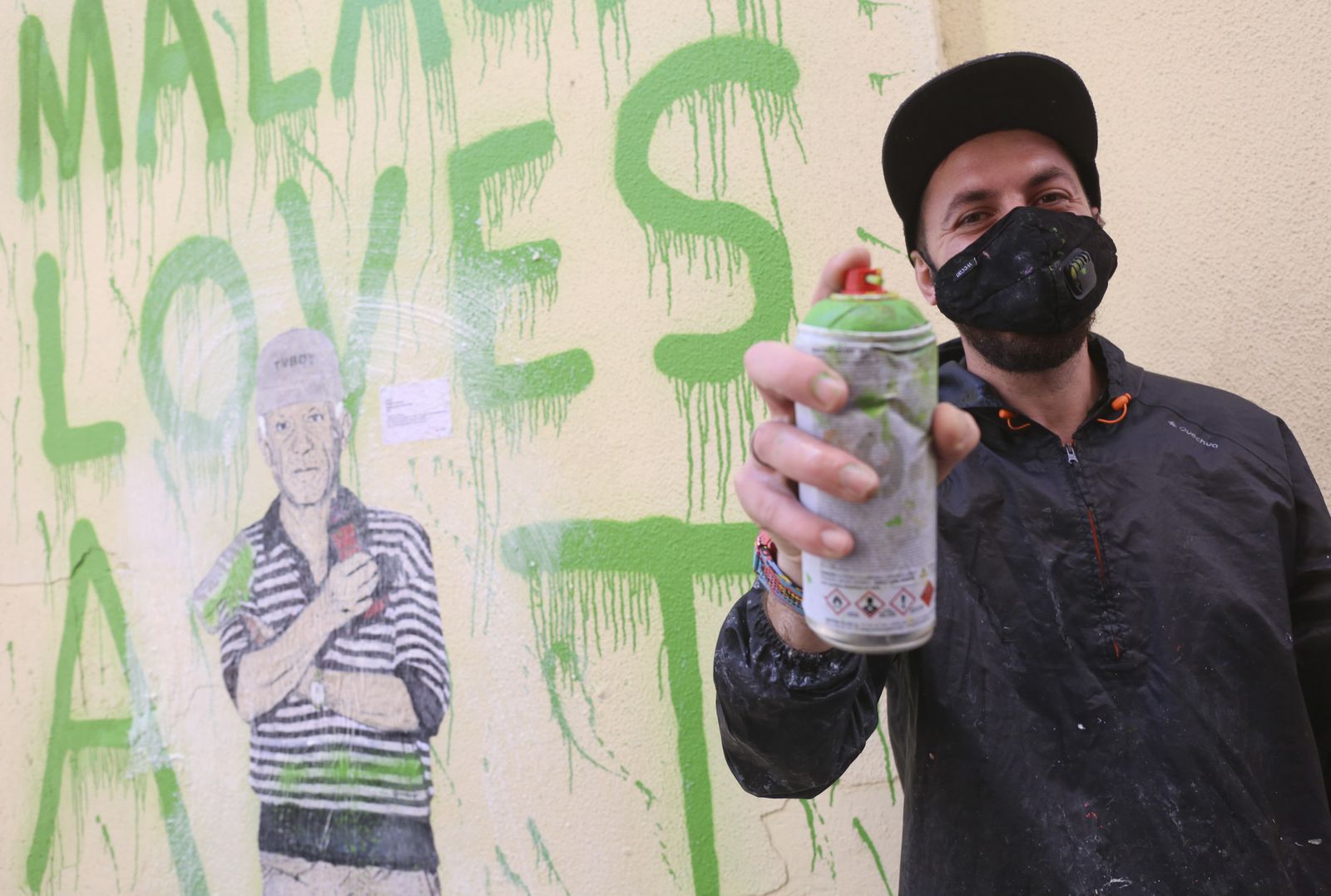 El artista urbano TvBoy, en acción, tras inmortalizar a Picasso.