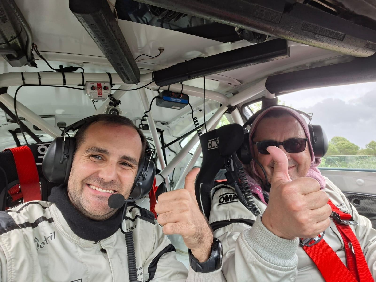 El dúo jiennense-granadino, dentro de su Ford Fiesta.