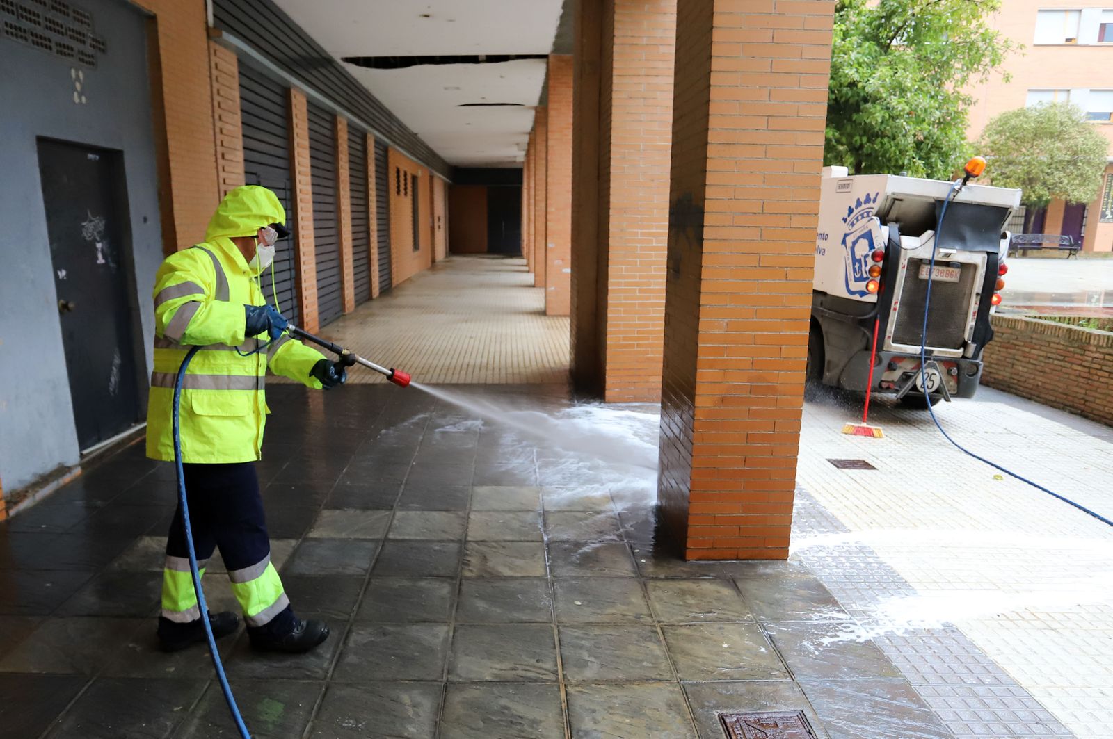 Imágenes del servicio especial de limpieza del Ayuntamiento de Huelva