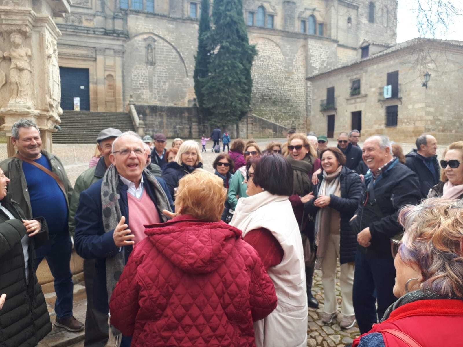 Un centenar de mayores de Vícar pasan una jornada de convivencia en Úbeda y Baeza